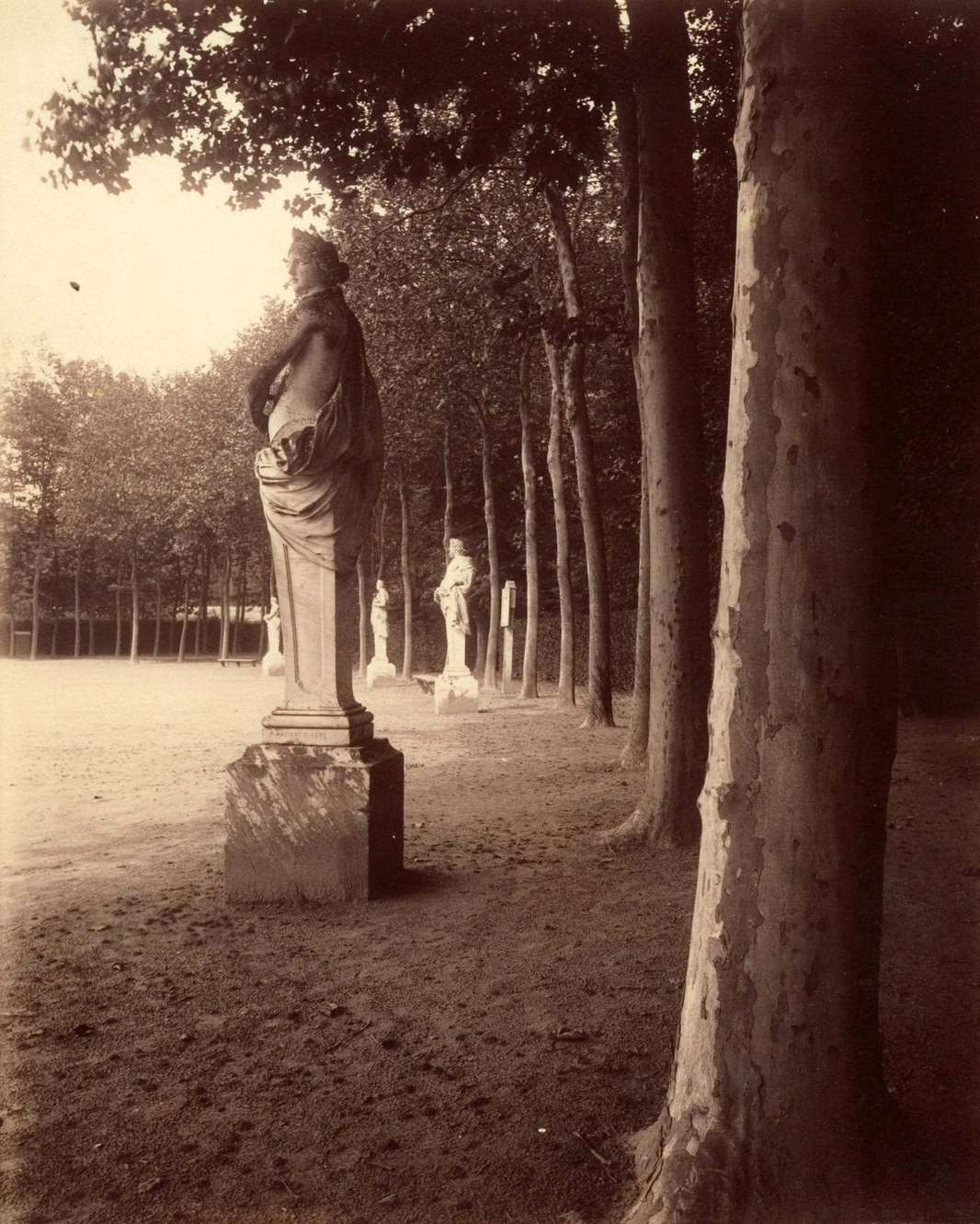 Versailles - Courtyard of the Park, 1902