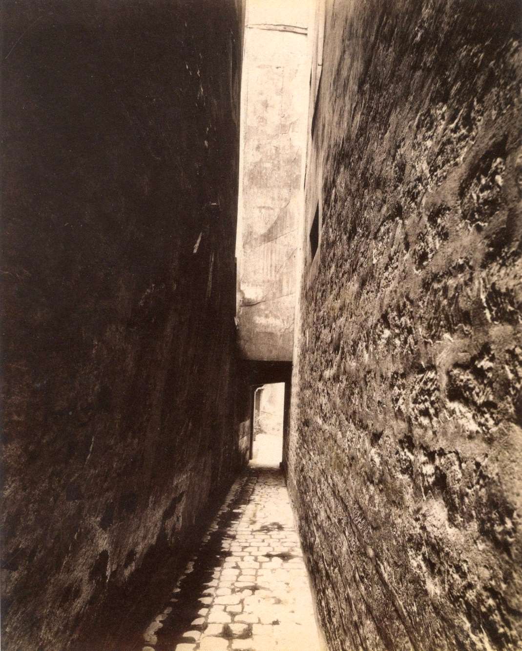 Entrance of the courtyard, 9 rue Thouin in Paris, 1910