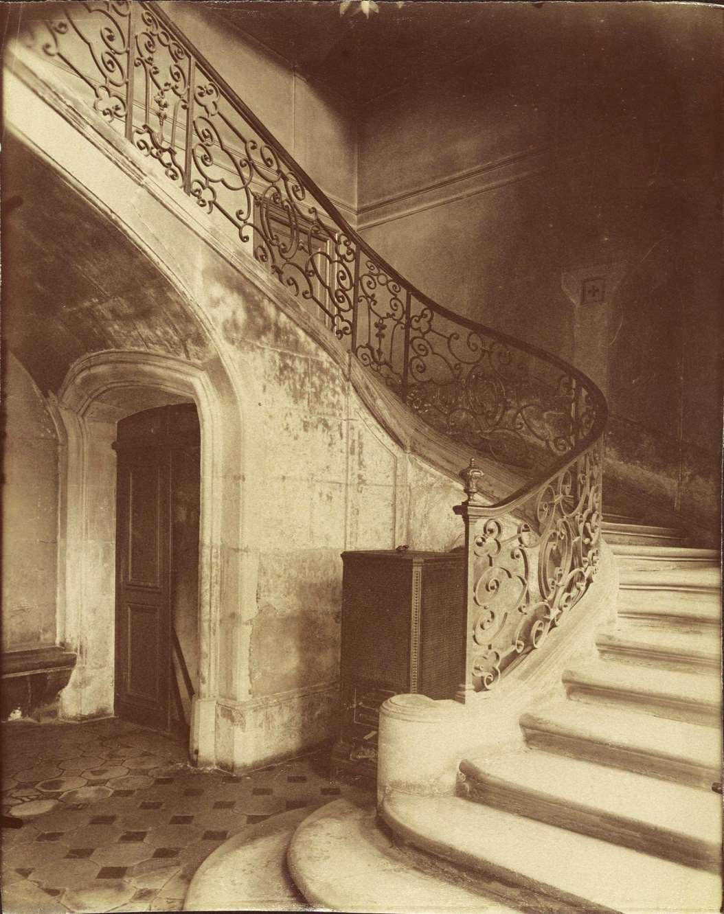 Staircase, Hotel de Brinvilliers, rue Charles V, 1900