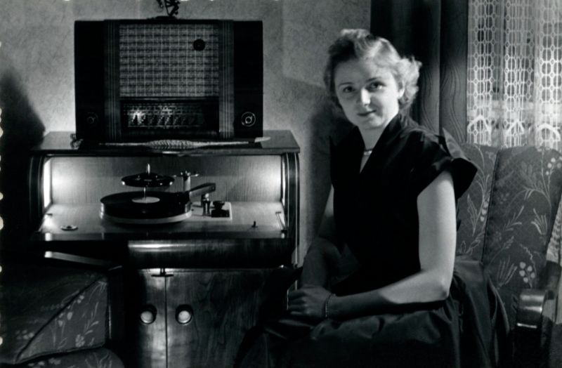 Fascinating Vintage Photos of People with Radios from the Golden Age of Radio