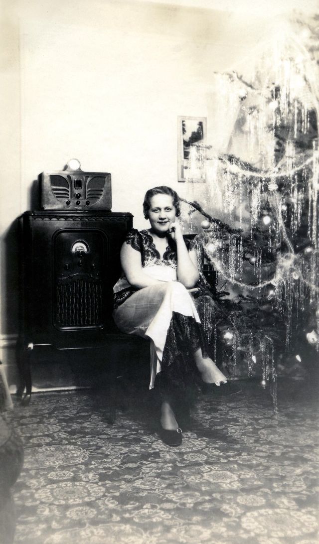 Fascinating Vintage Photos of People with Radios from the Golden Age of Radio