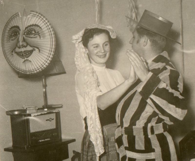 Fascinating Vintage Photos of People with Radios from the Golden Age of Radio