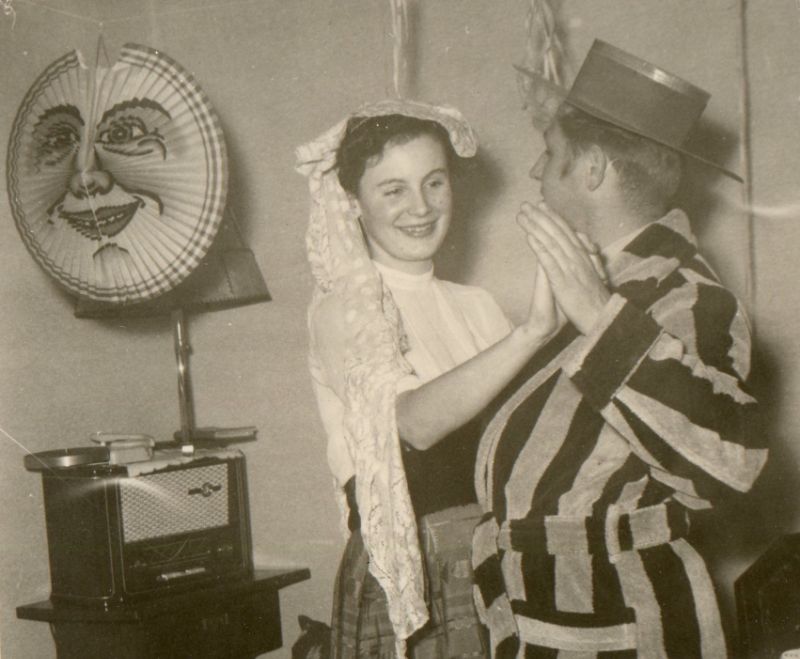 Fascinating Vintage Photos of People with Radios from the Golden Age of Radio