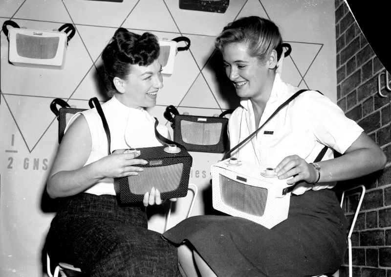 Fascinating Vintage Photos of People with Radios from the Golden Age of Radio