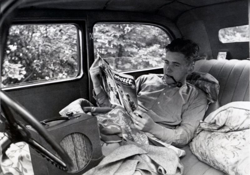 Fascinating Vintage Photos of People with Radios from the Golden Age of Radio