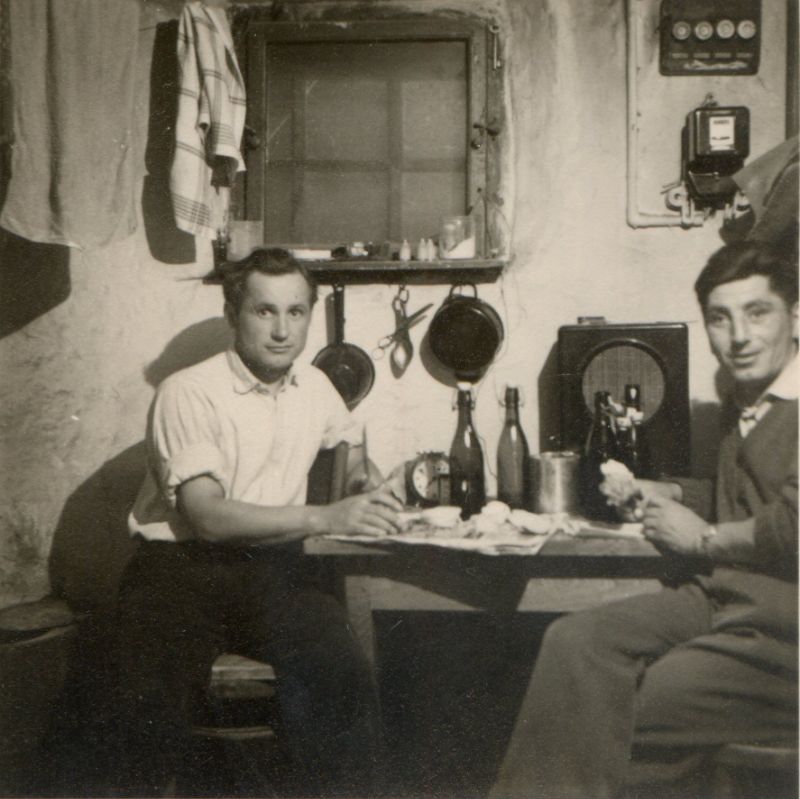 Fascinating Vintage Photos of People with Radios from the Golden Age of Radio