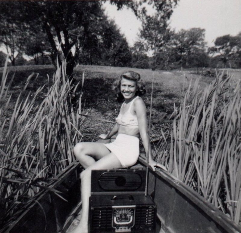 Fascinating Vintage Photos of People with Radios from the Golden Age of Radio
