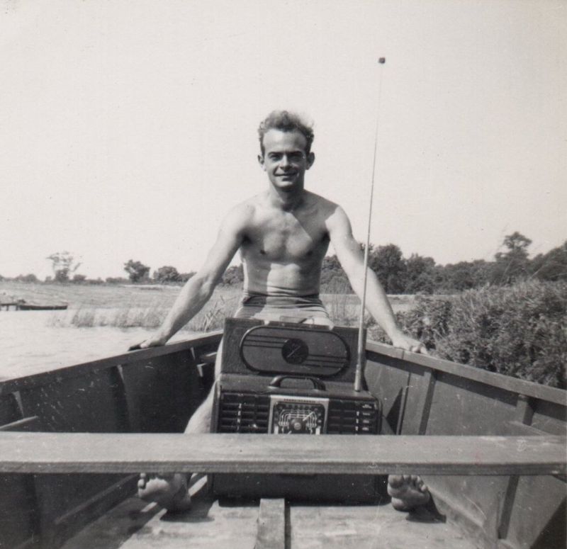 Fascinating Vintage Photos of People with Radios from the Golden Age of Radio