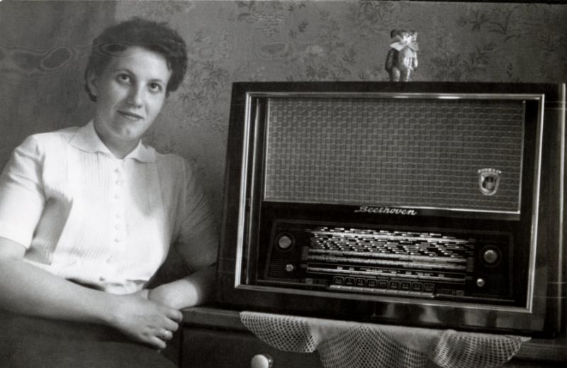 Fascinating Vintage Photos of People with Radios from the Golden Age of Radio