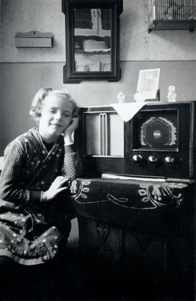 Fascinating Vintage Photos of People with Radios from the Golden Age of Radio