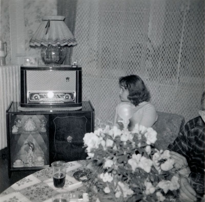 Fascinating Vintage Photos of People with Radios from the Golden Age of Radio