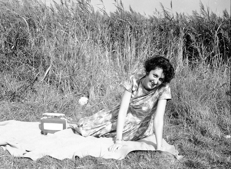 Fascinating Vintage Photos of People with Radios from the Golden Age of Radio