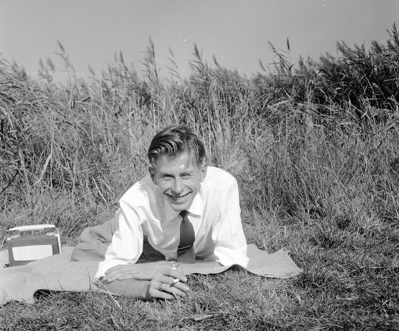 Fascinating Vintage Photos of People with Radios from the Golden Age of Radio