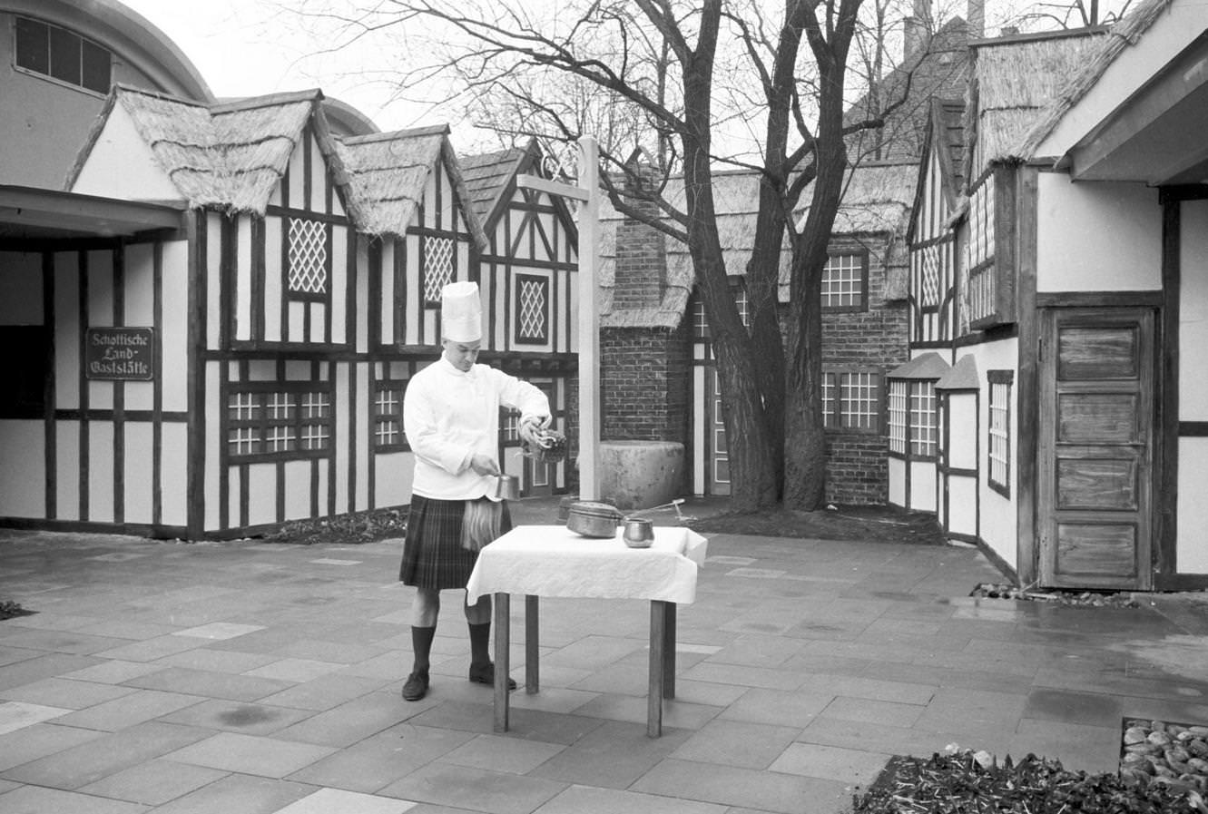 A Scottish cook in kilt is preparing Scottish specialities for the visitors of the Munich IGAFA, the international gastronomy and tourism exhibition, on 19 April 1963.