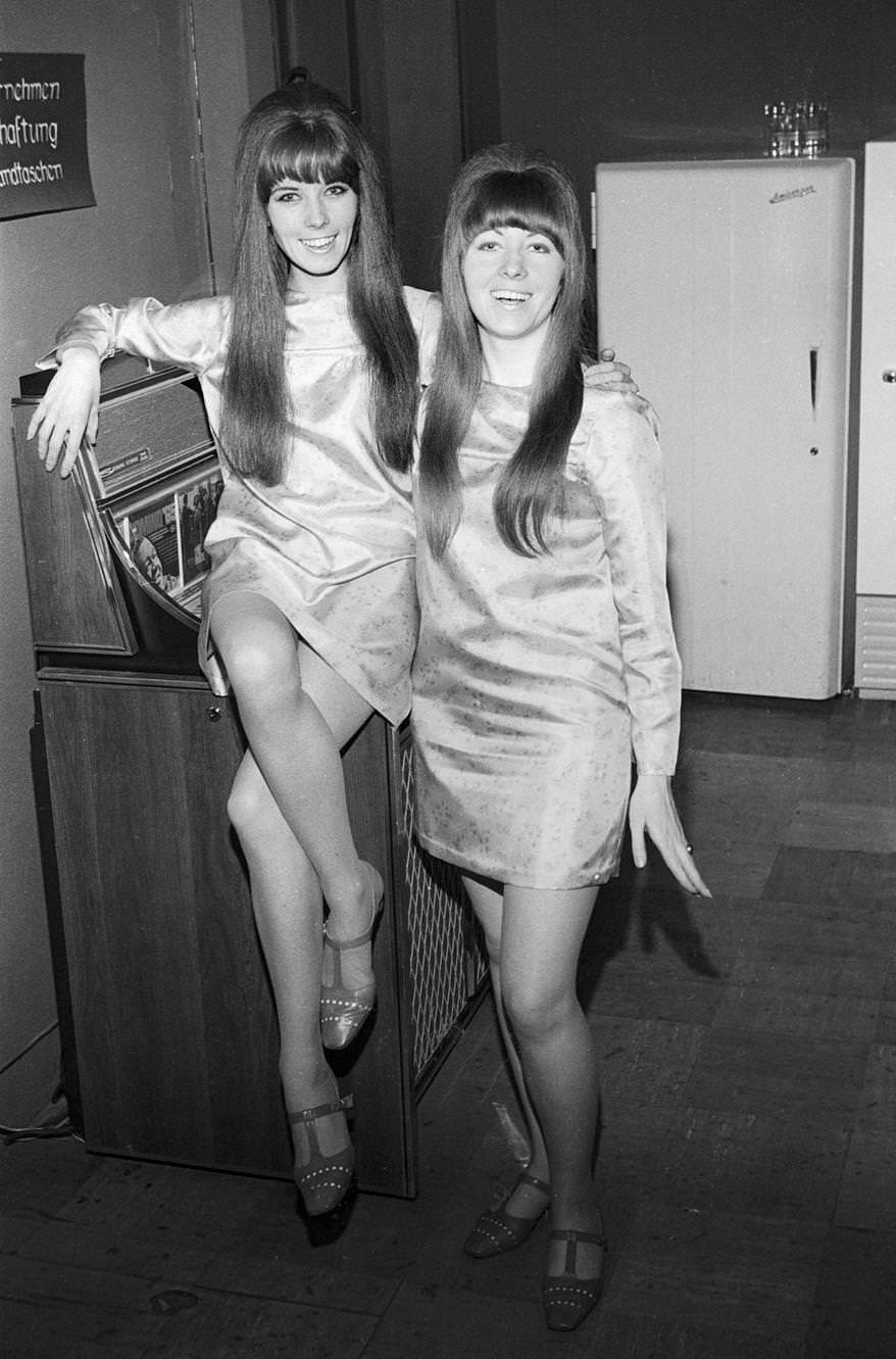 Scottish pop duo 'The McKinleys', consisting of the sisters Sheila and Jeanette McKinley, 1965.