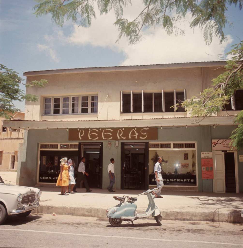 Passers-by in downtown Dar es Salaam, 1960
