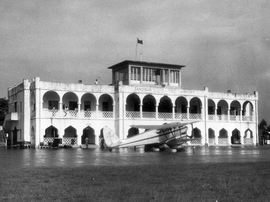 A newly built terminal building at the Zanzibar airport. A five-passenger plane of DH-89-Dominie type connects Daresalam, Zanzibar, Pemba, and Tanga, October 1963.