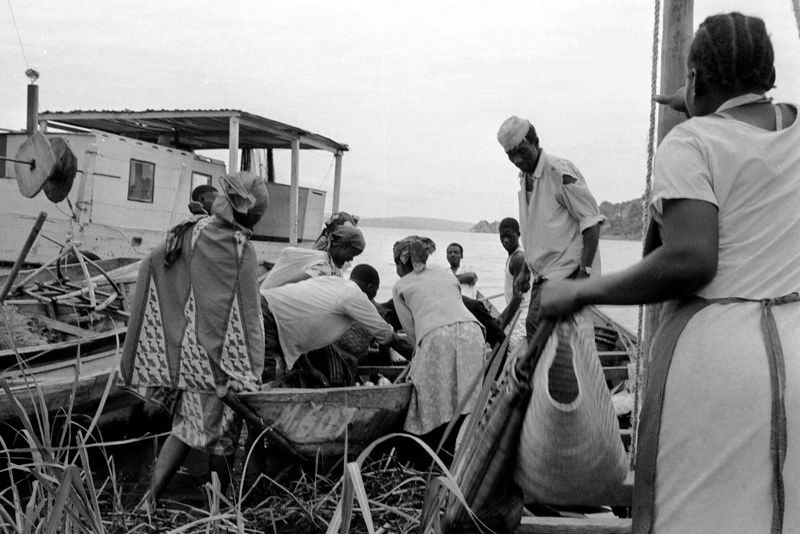 Scramble to buy fish, 1969