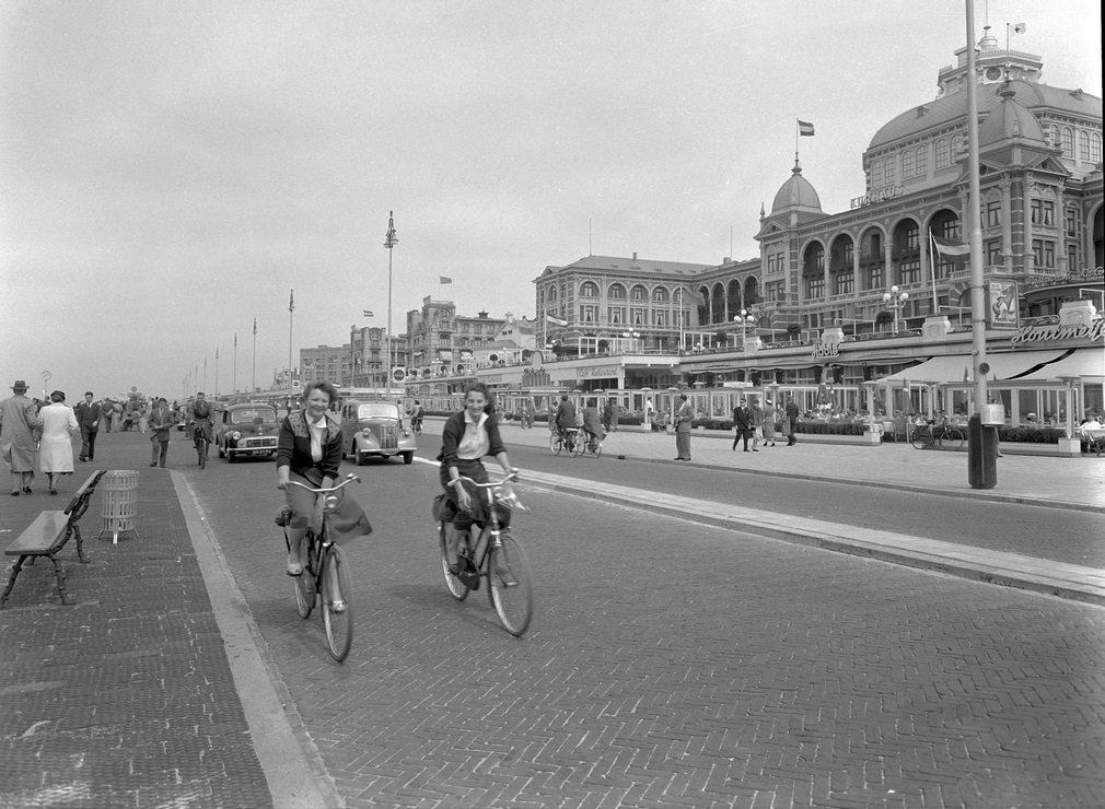 Beach boulevard Scheveningen, 1954