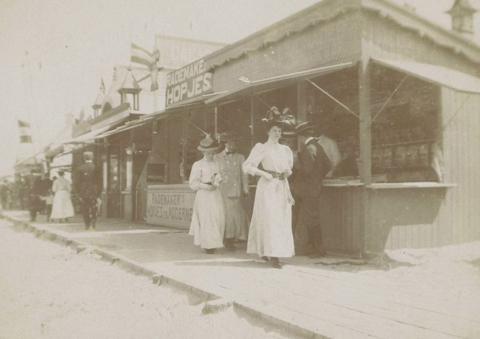 Beach Scene with walkers on planks past stalls, anonymous, Netherlands, 1910