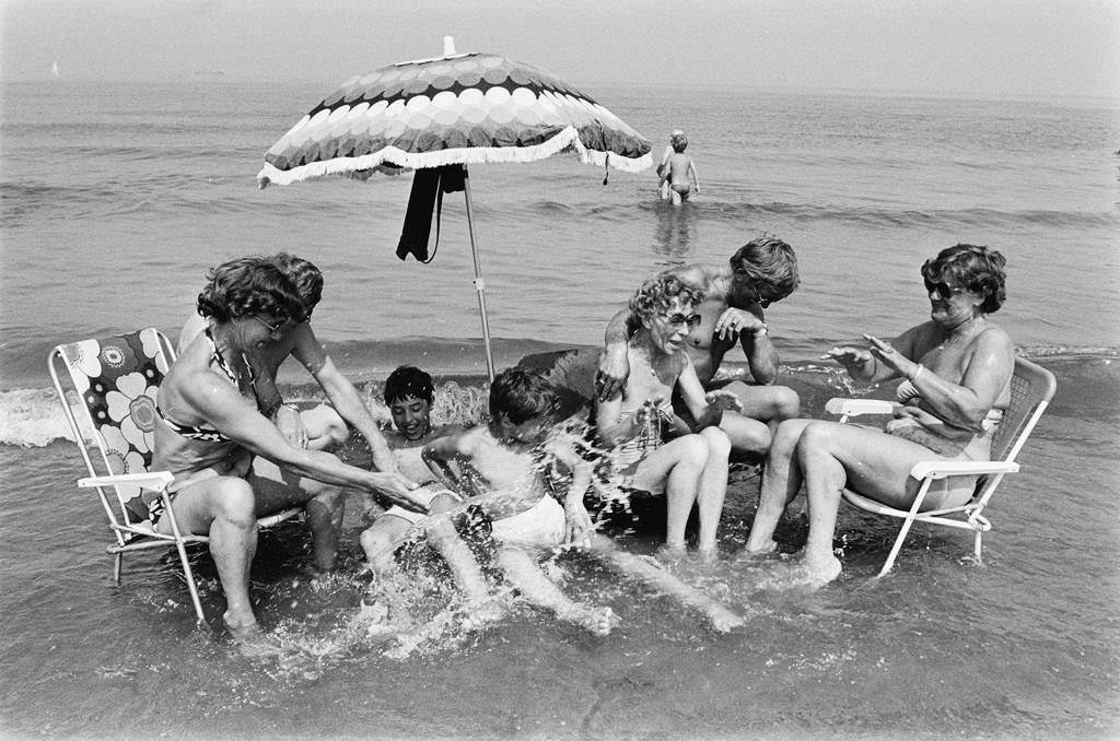 Scheveningen; people with beach chairs in the sea, June 5, 1982
