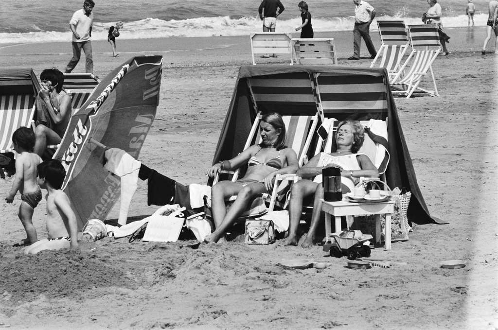 Beautiful beach weather in Zandvoort, July 22, 1980, bathers, beaches, summer, sunbathing, The Netherlands,