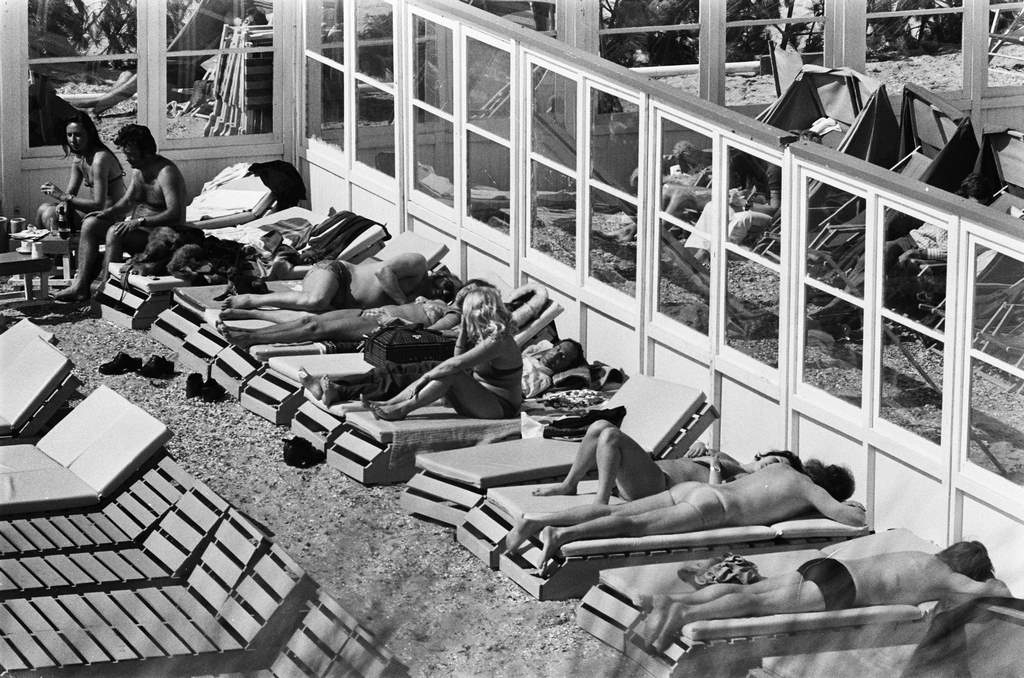 Nice weather in Zandvoort; sunbathing people on beach, 1975