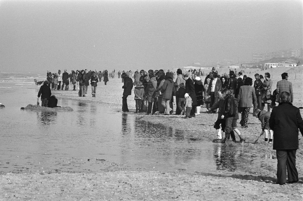 Nice weather in Zandvoort; overview on the beach, 1975