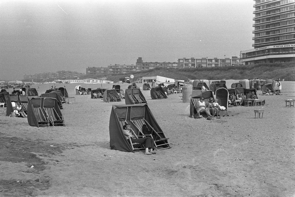 Autumn sun on Zandvoort beach, people in beach chairs, September 22, 1971