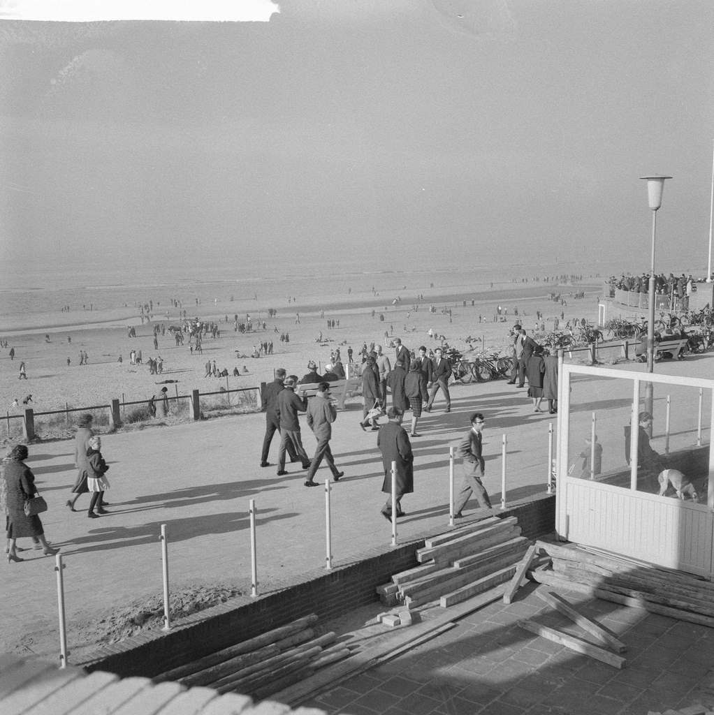 Crowds at the beach pavilions at Zandvoort, February 20, 1961, crowds, beach pavilions, The Netherland.