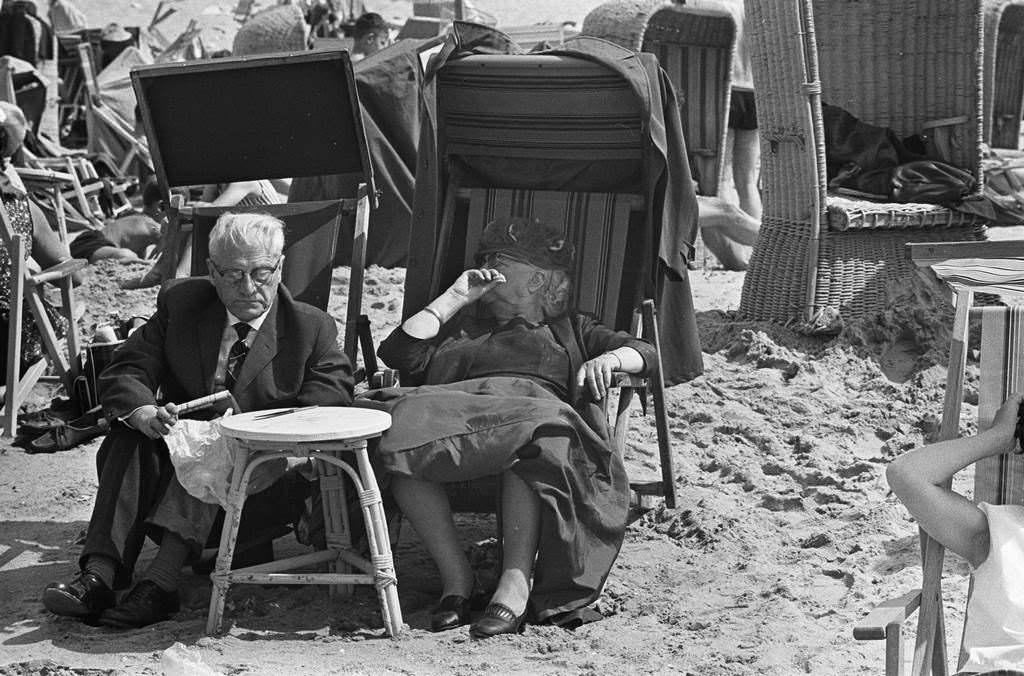 Beautiful weather at the beach, old people at the beach, August 13, 1965, beaches, The Netherlands.