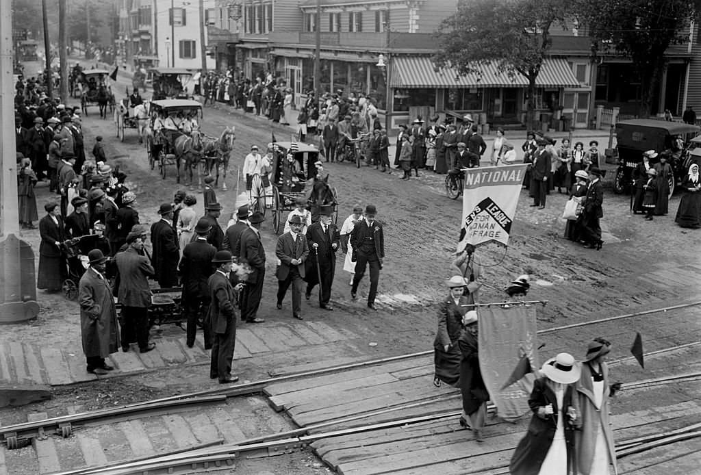View of a women's suffrage parade in Mineola, 1913