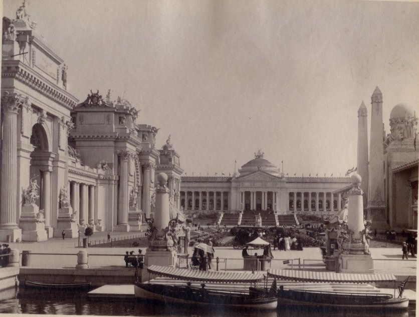 The Sunken Garden at the 1904 World's Far with the U.S. Government building in the background.