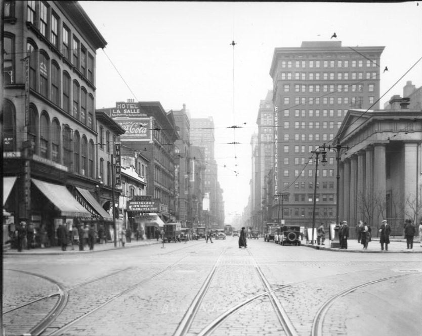 The intersection of North Broadway looking north from Market Street, 1903
