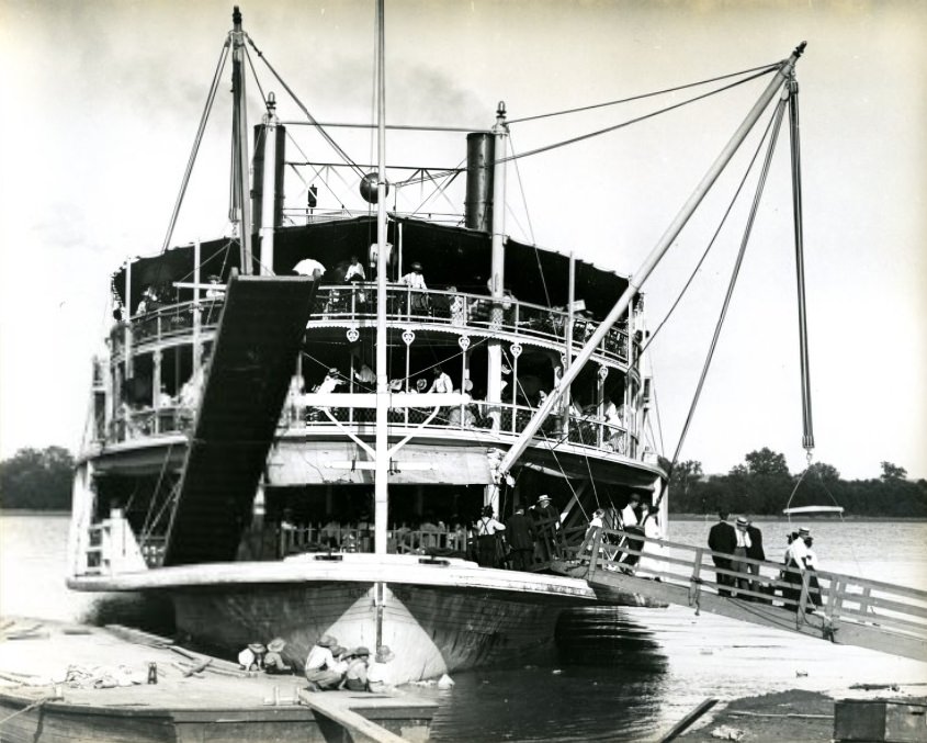 Side-wheel excursion boat Alton at port, 1909