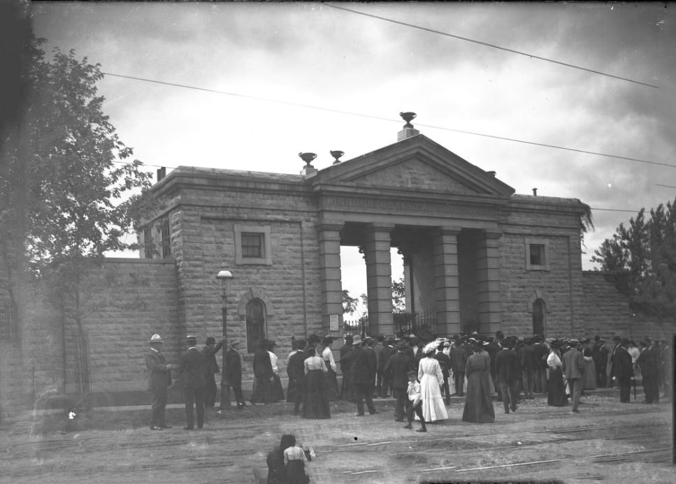 Missouri Botanical Garden Entrance and Crowd, 1902