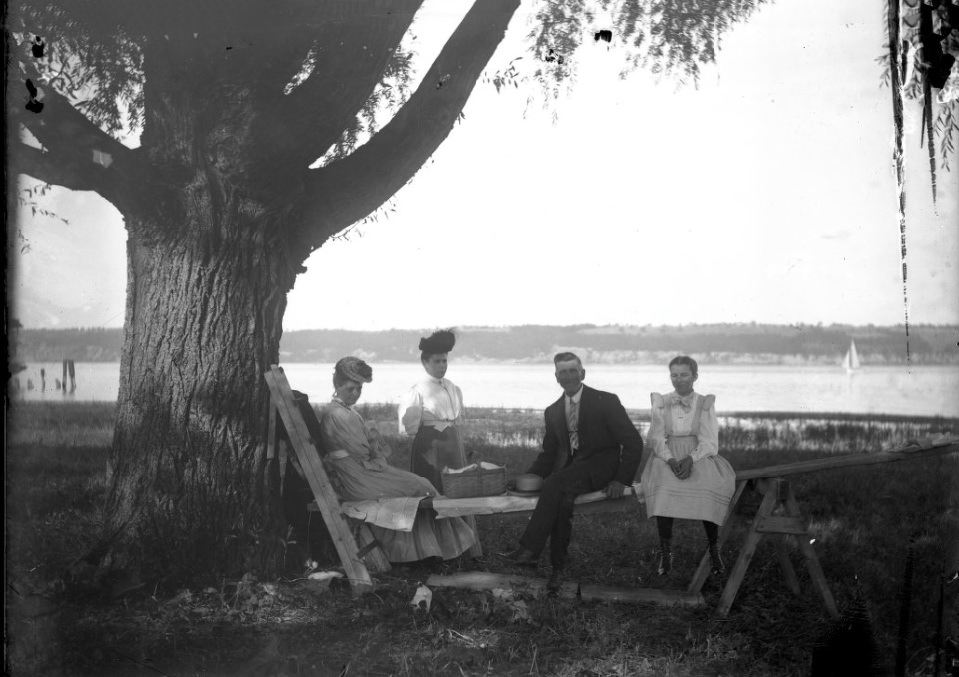 eople Having a Picnic by the River, 1907