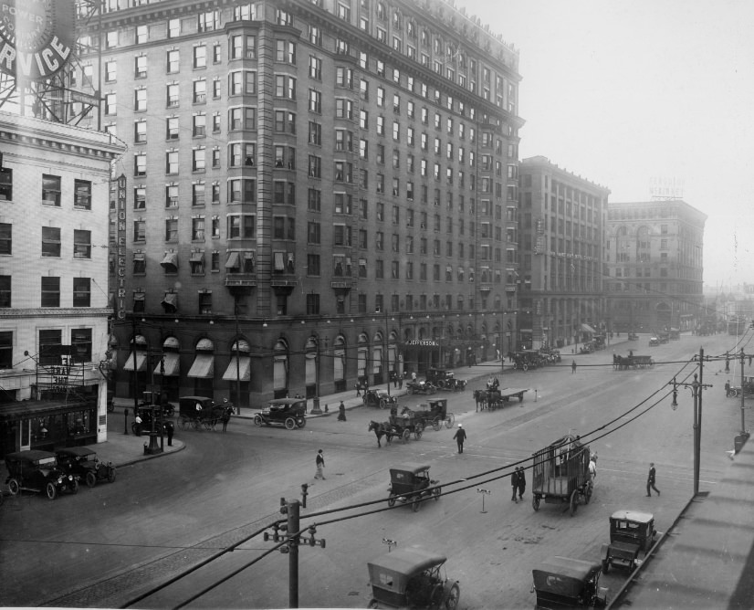 The Hotel Jefferson looking north along Tucker Boulevard, 1908