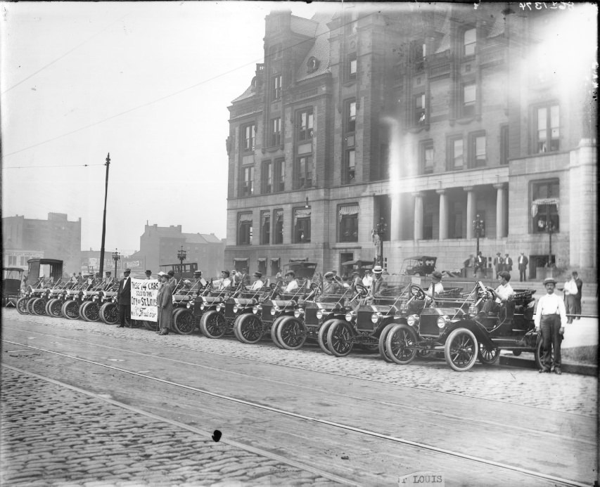 Fleet of Ford Model T automobiles in front of St. Louis city hall, 1905