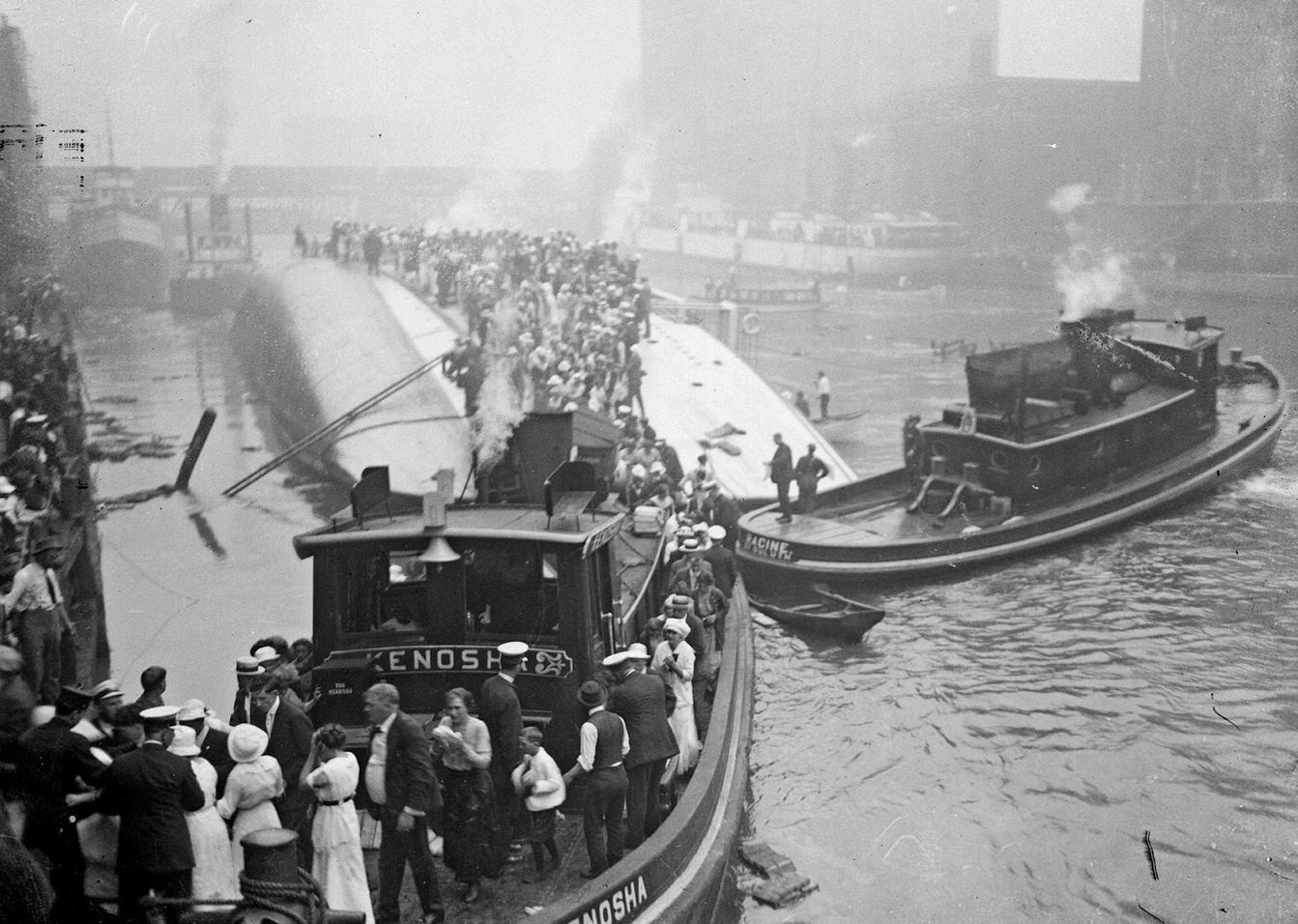 Eastland disaster, the Kenosha, a tugboat, rescuing survivors from the hull of the overturned steamer, Chicago, Illinois, July 24, 1915.