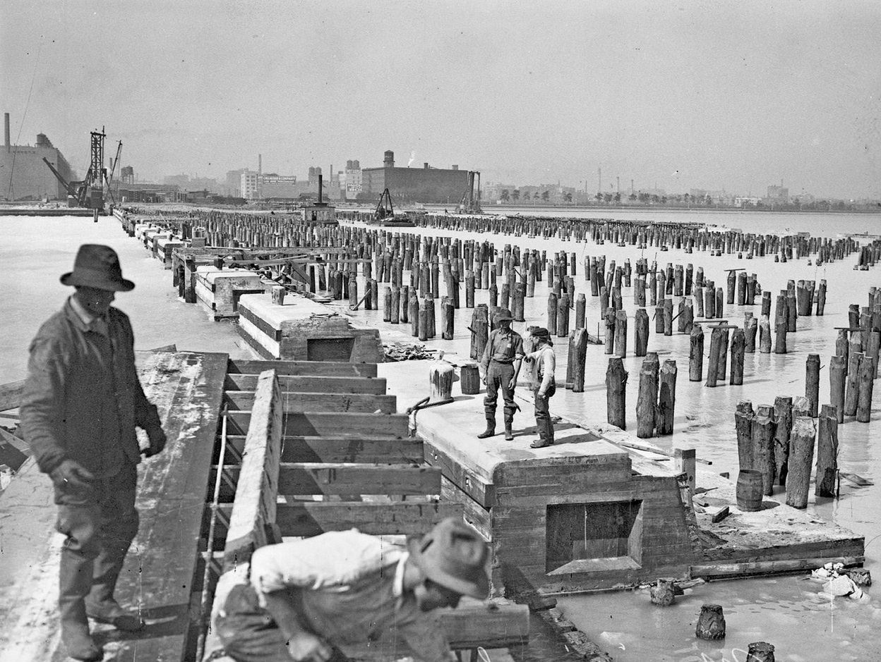 Construction of new municipal pier, Chicago, Illinois, September 17, 1914.