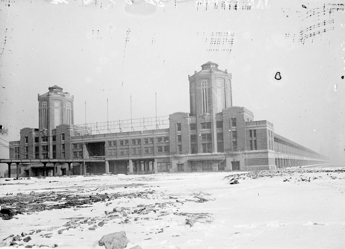 Municipal Pier (also known as Navy Pier), with the recreation center and steamboat landing area visible, Chicago, Illinois, 1910s.