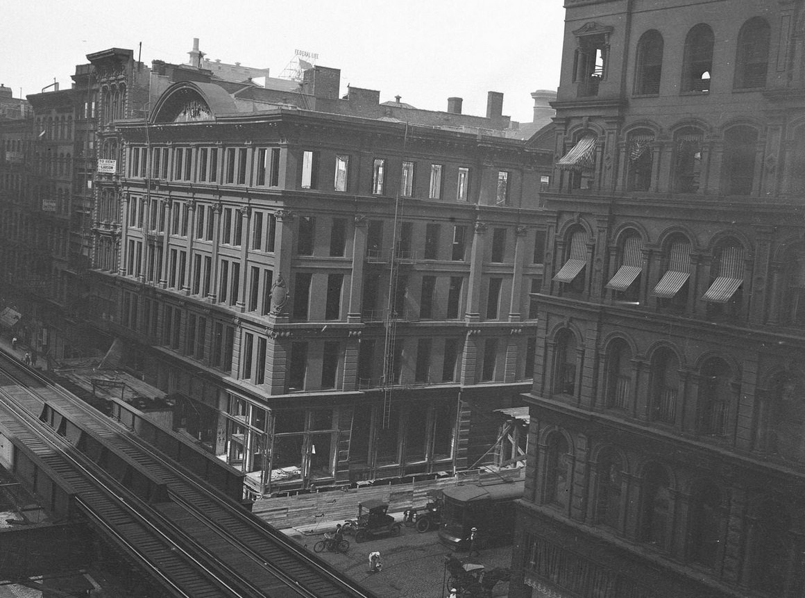 View of the northeast corner of Wabash Avenue and Washington Street, Chicago, Illinois, 1914.