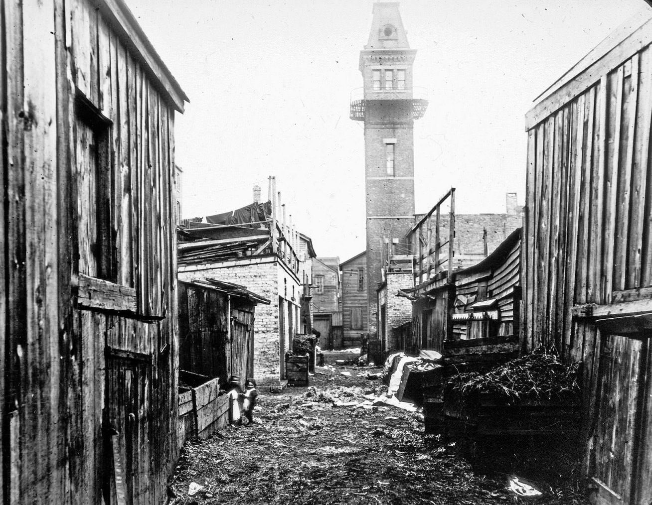 Children standing in alley in Chicago, Illinois, 1915.