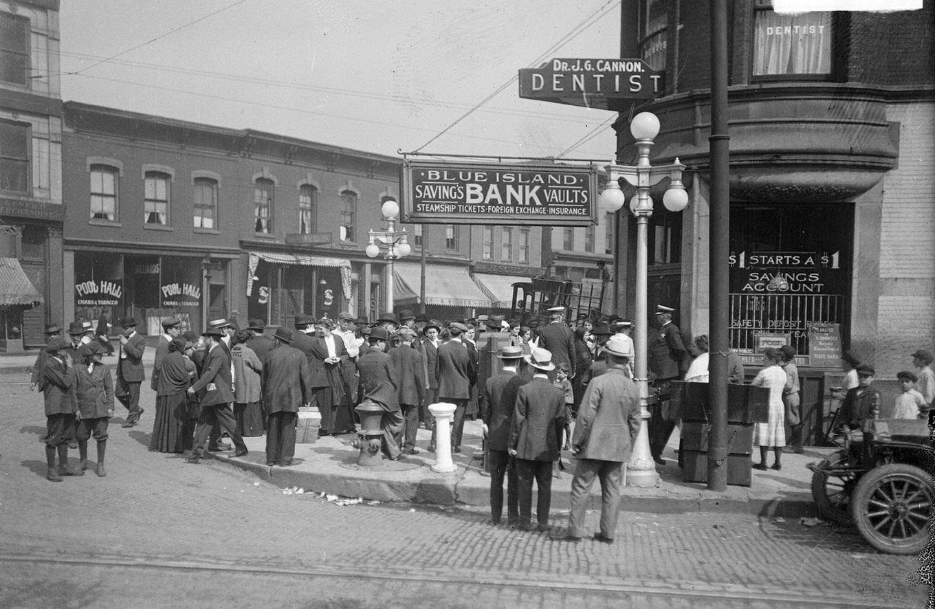 Crowd standing outside the Blue Island Savings Bank at 1147 Blue Island Avenue, Chicago, Illinois, 1915.