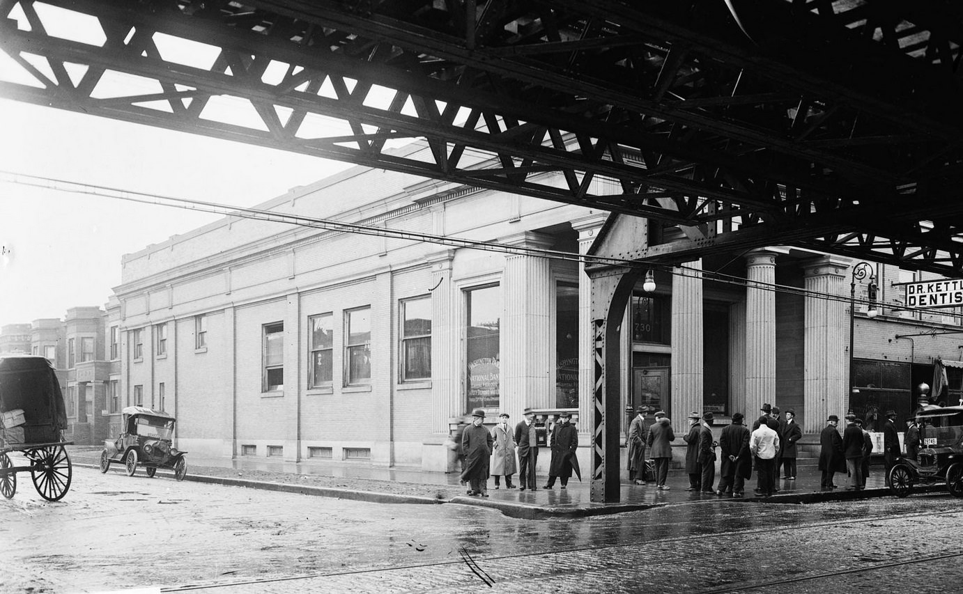 Washington Park National Bank, located at East 63rd Street and South Evans Avenue in the Woodlawn community area, Chicago, Illinois, January 27, 1916.