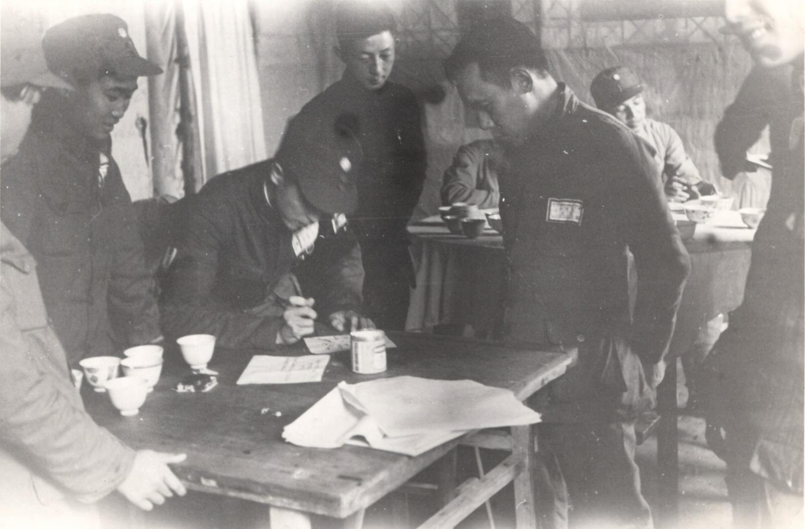 On the way to the Field Headquarters of General Chang Tze-chung (Zhang Zizhong), we talk with young army men for hours. 1937-1940