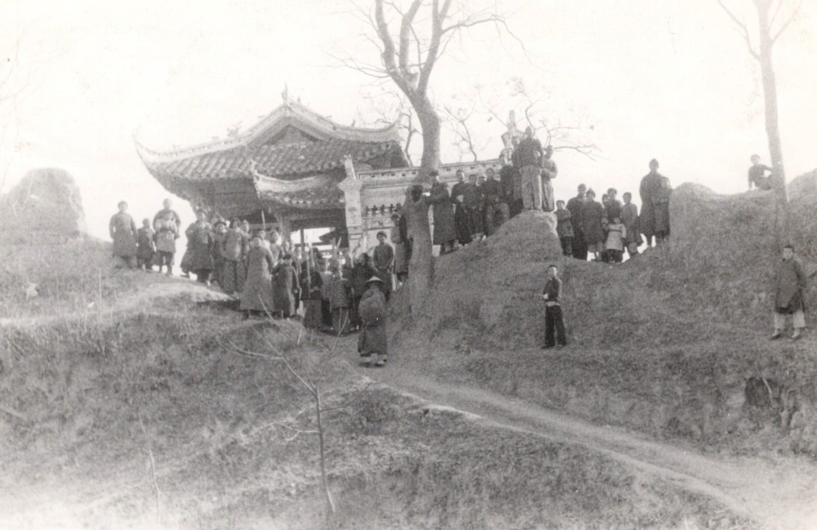 The village headquarters of the ancient "big sword" society, the Hwang Shih Hwei (Huang Shihui), in North Hupeh (Hubei), where I spent a day and night. 1937-1940