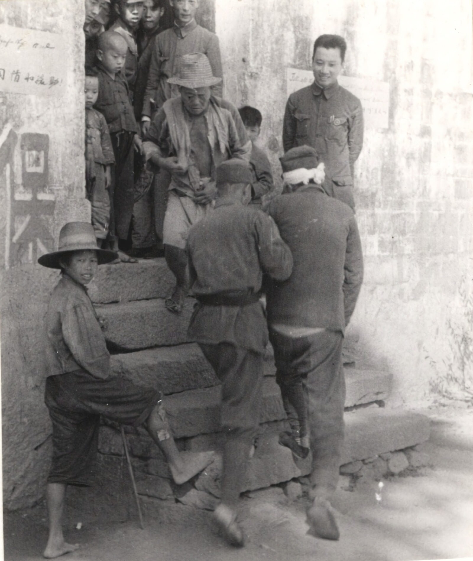 Dr. Yeh (Ye), in charge of the Anhwei Provincial Hospital, receives the sick and wounded, all of whom were treated without charge. 1937-1940