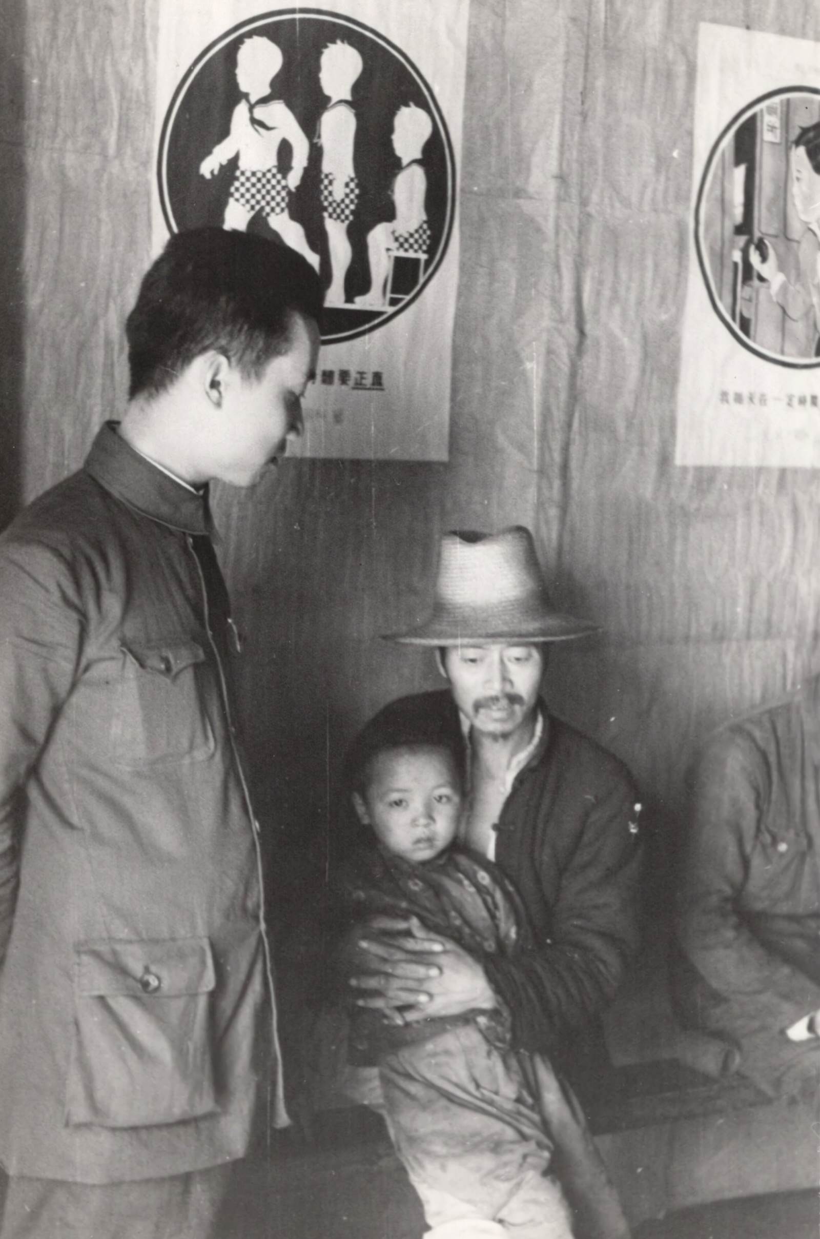 Dr. Yeh (Ye), in charge of the Anhwei Provincial Hospital, receives the sick and wounded, all of whom were treated without charge. 1937-1940